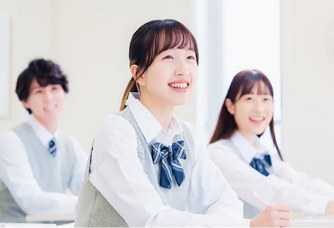 授業を聞いている生徒たち