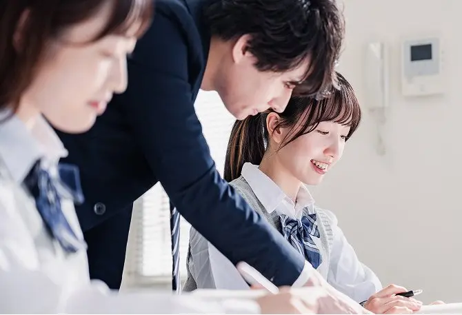講師に教えてもらっている生徒たち